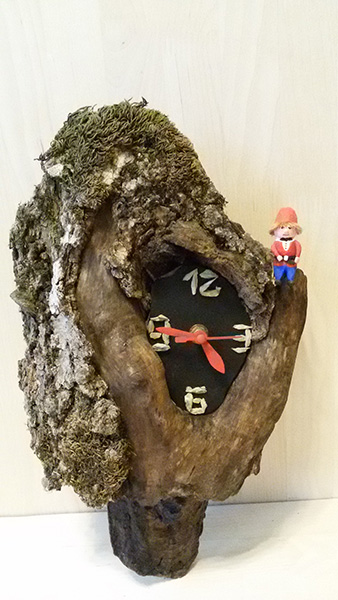 Настенные часы из дерева Лесной Гном